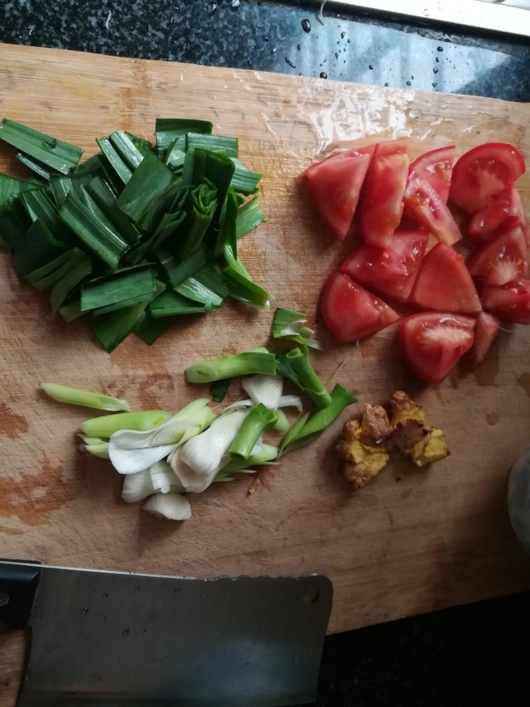 #老家美食#老家人最爱吃的酸菜米粉,蒜切碎,<a style='color:red;display:inline-block;' href='/shicai/ 3551'>西红柿</a>去蒂切碎。