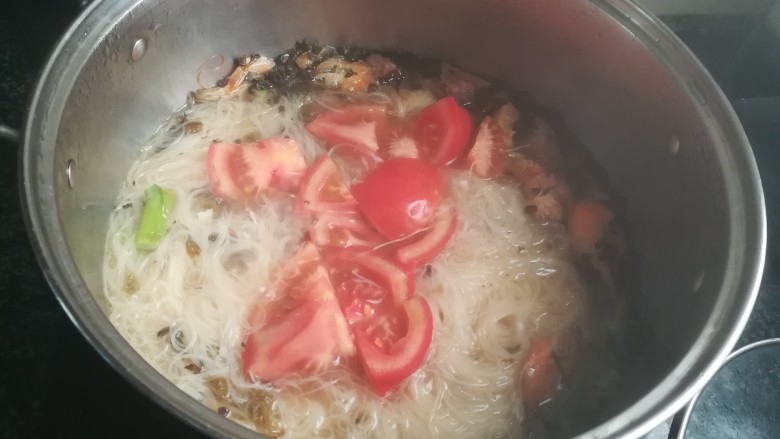 #老家美食#老家人最爱吃的酸菜米粉,米粉快熟后,加入西红柿
