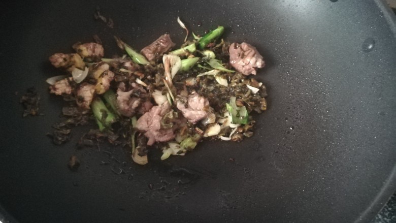 #老家美食#老家人最爱吃的酸菜米粉,加入排骨。这排骨是熟的,不然很难煮熟。