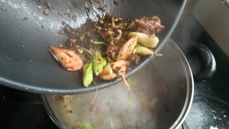 #老家美食#老家人最爱吃的酸菜米粉,炒锅的调料也炒好了,倒进汤锅的开水里。