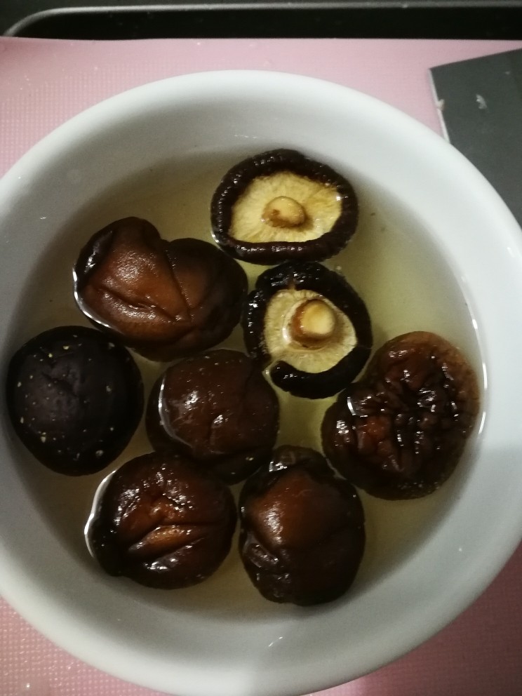 咸肉菜泡饭,泡发好的干香菇。(用鲜香菇也很好吃)