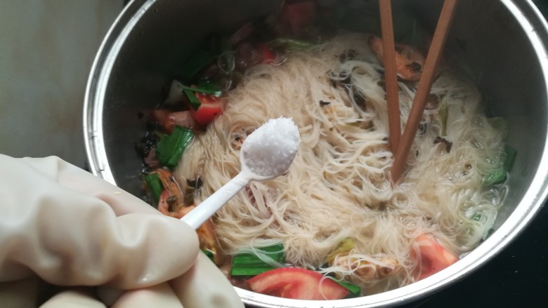 #老家美食#老家人最爱吃的酸菜米粉,加入盐巴,味精等调料。