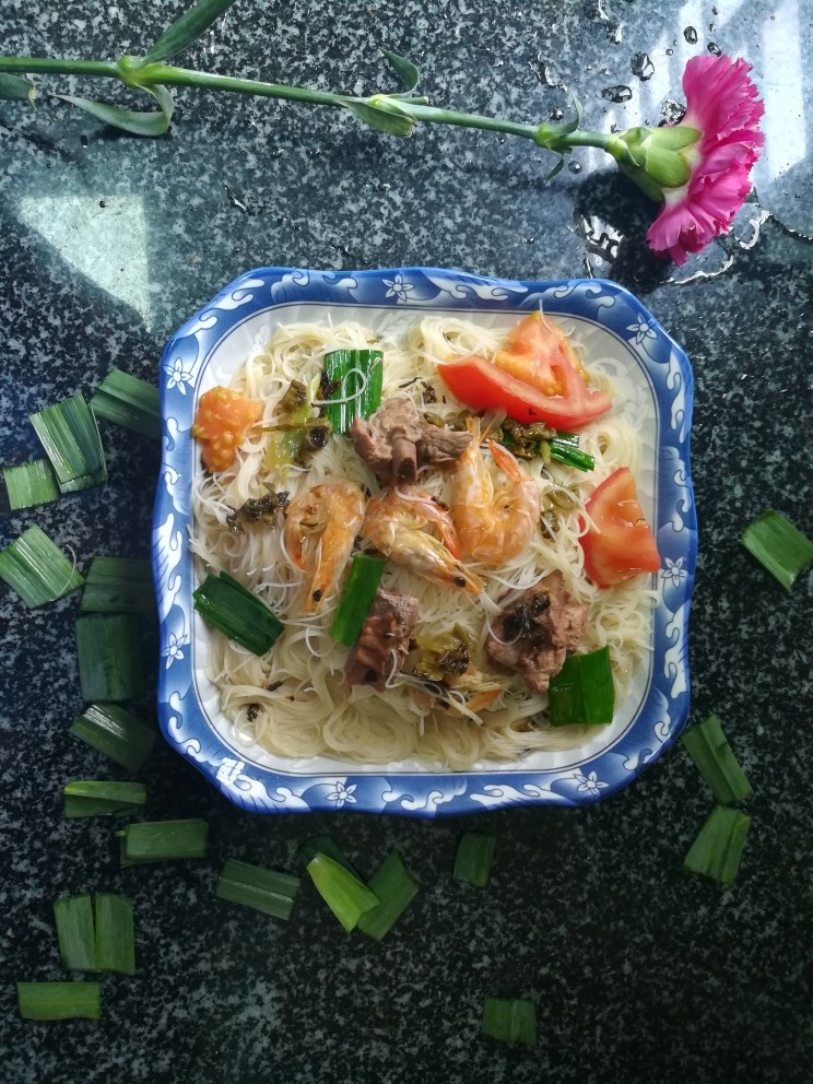 #老家美食#老家人最爱吃的酸菜米粉,成品图。
香喷喷的,又很有嚼劲的酸菜排骨虾干米粉就出锅了。
排骨和虾干的鲜,酸菜的爽脆可口,米粉的劲道,真的很好吃。