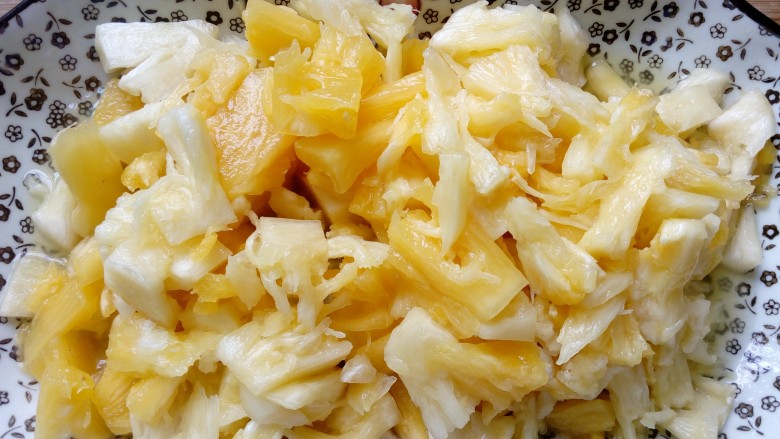 凤梨馅酸奶餐包(一次发酵),凤梨切小粒,也可以剁碎一点,我比较喜欢这小块的,吃起来很带感。