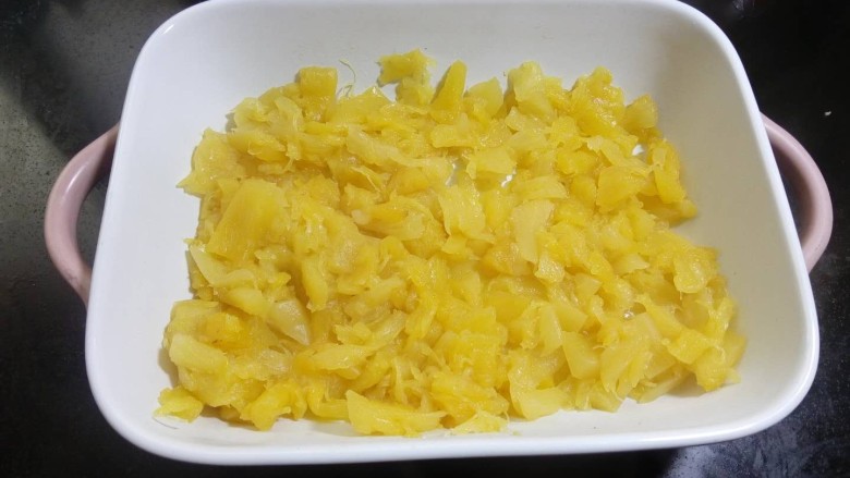 凤梨馅酸奶餐包(一次发酵),炒到能够抱成团,没有汁水渗出就可以了,冷却待用。