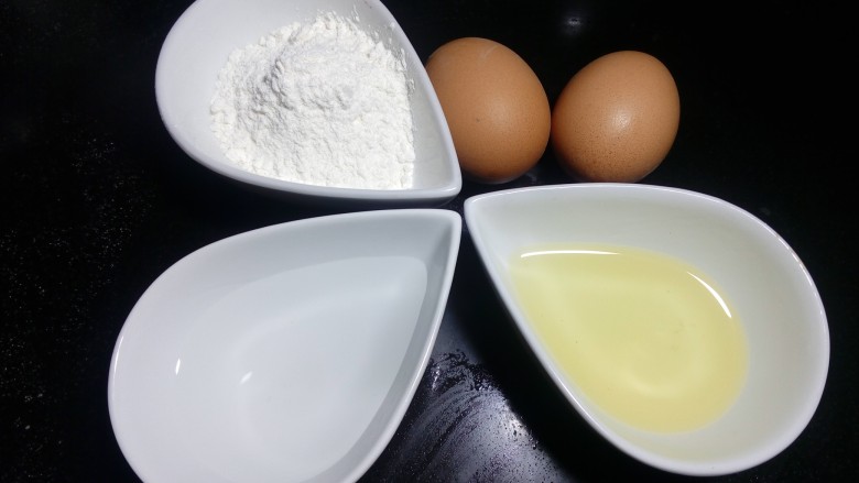凤梨馅酸奶餐包(一次发酵),在面团发酵的期间,我们来准备泡芙酱。<a style='color:red;display:inline-block;' href='/shicai/ 9'>鸡蛋</a>磕入碗中打散。