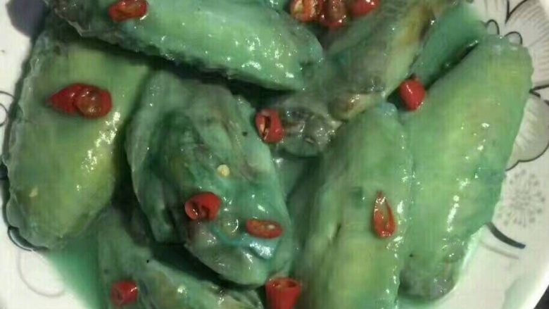 可乐鸡翅 炒鸡简单(ˉ▽￣～),网友用蓝色可乐做的可乐鸡翅 请自行感受