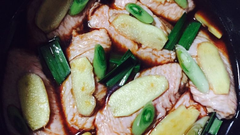 可乐鸡翅 炒鸡简单(ˉ▽￣～),(ˉ▽￣～) <a style='color:red;display:inline-block;' href='/shicai/ 1051'>鸡中翅</a>洗净后 用叉子插一插方便入味（或用刀每面划两刀） 放入容器加适量<a style='color:red;display:inline-block;' href='/shicai/ 718'>料酒</a><a style='color:red;display:inline-block;' href='/shicai/ 788'>生抽</a><a style='color:red;display:inline-block;' href='/shicai/ 762'>老抽</a>柠檬汁（或醋）黑胡椒以及葱姜腌制15分钟以上  去腥味 时不时用手抓一抓