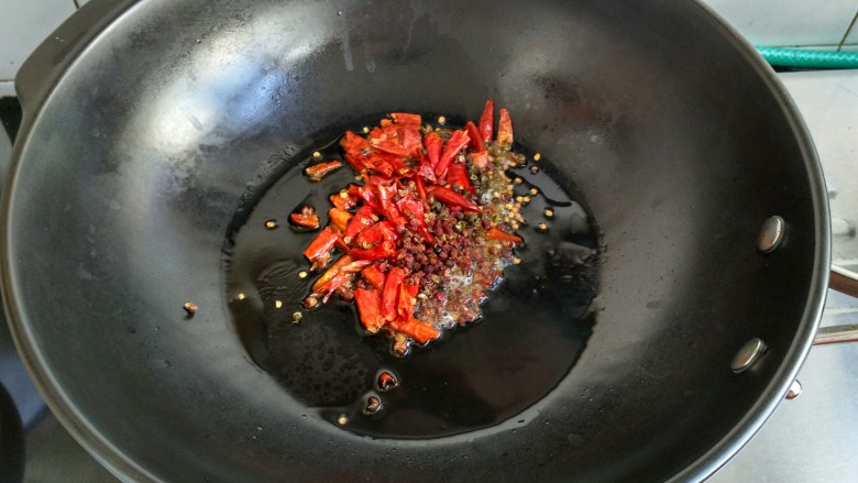 辣子鸡,把辣椒和花椒,麻椒小火炒香