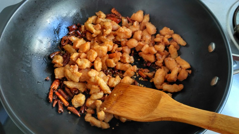 辣子鸡,转大火,把鸡胸肉倒入爆炒