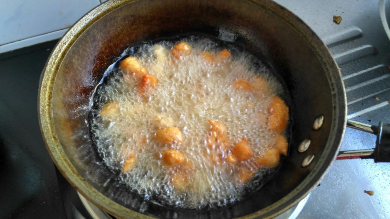辣子鸡,锅里放少半锅油,油热把鸡胸肉放入炸熟,是炸熟哦,后面炒的时候是爆炒,缩短炒制时间