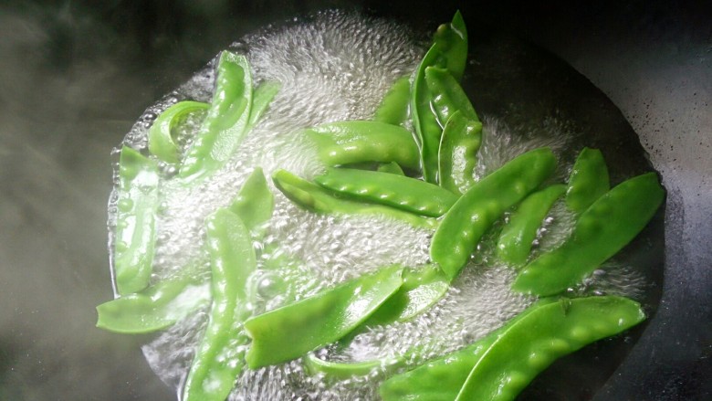 腊肠炒荷兰豆,荷兰豆下锅焯水1~2分钟,捞出来,不要太焯水久了,荷兰豆就不好吃