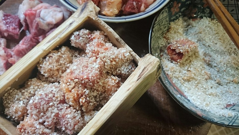 竹香粉蒸排骨,装入竹筒内,最表面需洒少量水防干