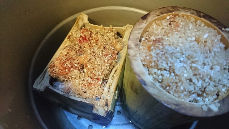 竹香粉蒸排骨,入高压锅,水不可超过竹筒太多