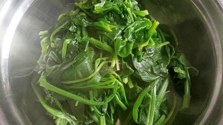 健康饮食之酱汁翠绿顶,锅内烧开水,把菠菜烫熟
