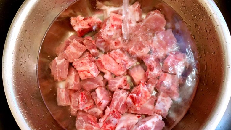 蒜香排骨,排骨放入冷水,浸泡2个小时(这是为了泡出血水)