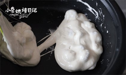 一颗桃心卜卜米献上我对于你的真心,滴入一滴红丝绒液或者红色食用色素,混合均匀。