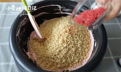 一颗桃心卜卜米献上我对于你的真心,加入卜卜米,冻干草莓碎,混合。