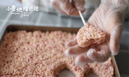 一颗桃心卜卜米献上我对于你的真心,趁还有余温,用心形切模切出桃心,插上棒子,放凉。