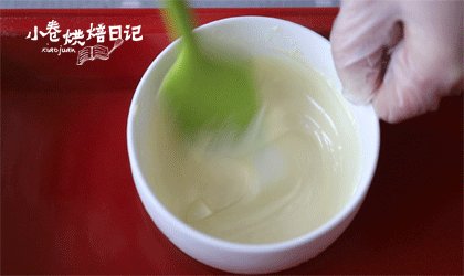 一颗桃心卜卜米献上我对于你的真心,白巧克力隔水融化,用裱花袋挤在桃心卜卜米的一半边上。