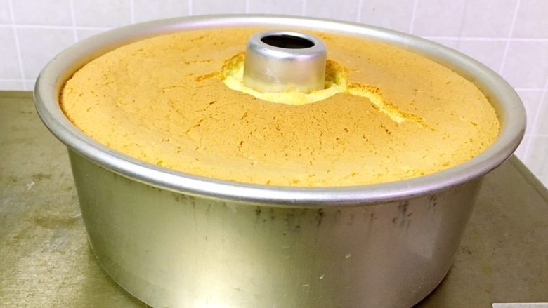 中空原味戚风蛋糕,这是脱模前的蛋糕,平整光滑,不会蓬的很高。