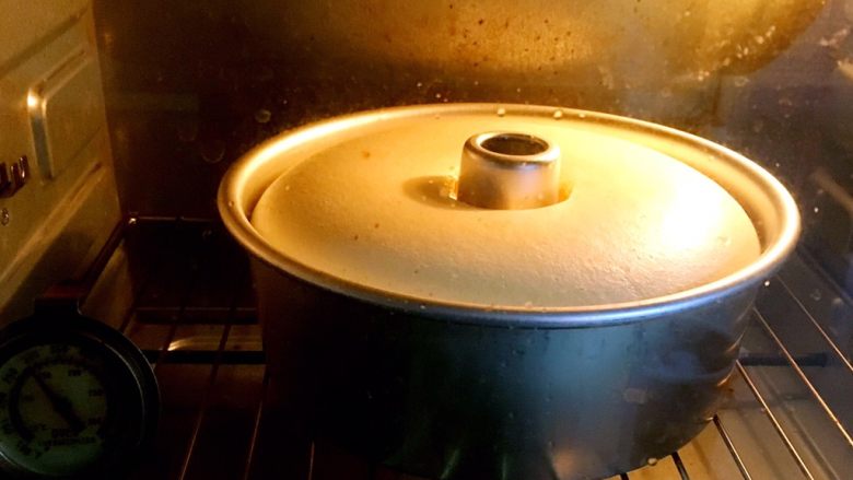 中空原味戚风蛋糕,这是20分钟,蛋糕开始爬升至模具平。