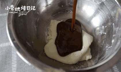 佛系养生,属于姜汁软糖的小确幸。,红糖水趁热倒入面团中,拌匀。