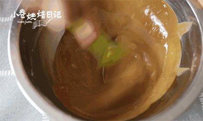佛系养生,属于姜汁软糖的小确幸。,红糖水趁热倒入面团中,拌匀。