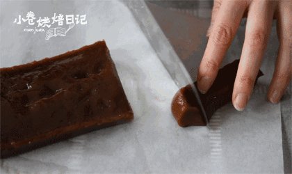佛系养生,属于姜汁软糖的小确幸。,脱模后,均匀的切成小块。