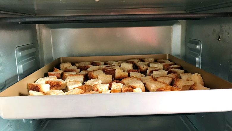 馋嘴猫的小零嘴~黑芝麻淡奶油焦糖面包干,放入烤箱,中层,150°,15分钟