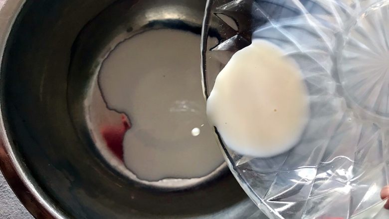 馋嘴猫的小零嘴~黑芝麻淡奶油焦糖面包干,取一干净器皿,倒入<a style='color:red;display:inline-block;' href='/shicai/ 219'>牛奶</a>