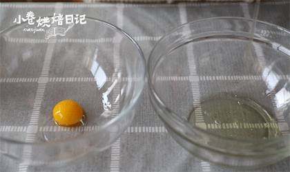 吃完这份提拉米苏就带我走吧~,制作手指饼干,蛋清<a style='color:red;display:inline-block;' href='/shicai/ 15'>蛋黄</a>分离。