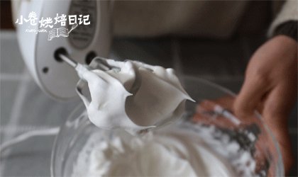 吃完这份提拉米苏就带我走吧~,30克细砂糖分三次加入蛋清里面打发,至出现小弯勾。
