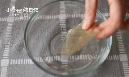 吃完这份提拉米苏就带我走吧~,制作提拉米苏部分,吉利丁用冷<a style='color:red;display:inline-block;' href='/shicai/ 156925'>水</a>泡软。