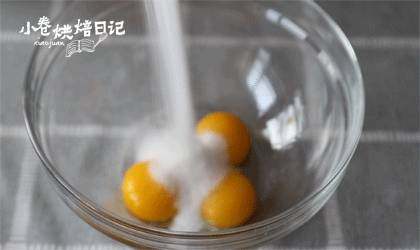 吃完这份提拉米苏就带我走吧~,糖水煮沸的期间,打发蛋黄,加入35克细砂糖把蛋黄打至变白,大概两倍大就可以了。