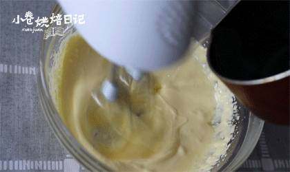 吃完这份提拉米苏就带我走吧~,煮沸的糖水加入蛋黄糊继续打发,刚开始加入的时候要一点点慢慢加,否则会因为糖水太烫把蛋黄烫熟,结块,影响慕斯的口感哦,打发至膨胀到3倍大,发白,并轻轻提起打蛋头快速写“8”字,滴落的面糊不会马上消失即可。