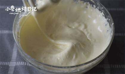 吃完这份提拉米苏就带我走吧~,煮沸的糖水加入蛋黄糊继续打发,刚开始加入的时候要一点点慢慢加,否则会因为糖水太烫把蛋黄烫熟,结块,影响慕斯的口感哦,打发至膨胀到3倍大,发白,并轻轻提起打蛋头快速写“8”字,滴落的面糊不会马上消失即可。