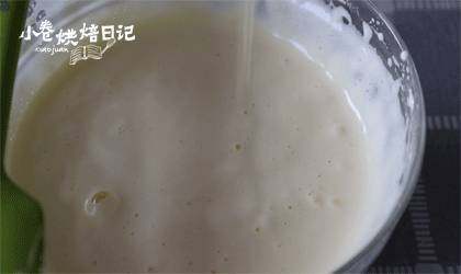 吃完这份提拉米苏就带我走吧~,融化的吉利丁倒入蛋黄糊,搅拌均匀。