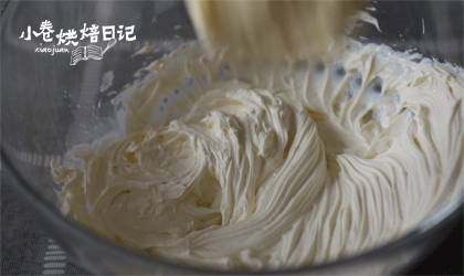 吃完这份提拉米苏就带我走吧~,用打蛋器把马斯卡蓬芝士拌顺滑,马斯卡彭很容易油水分离,千万不要打发,一档转三五圈就可以了。