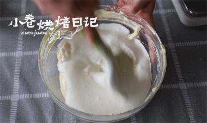 吃完这份提拉米苏就带我走吧~,因为淡奶油的质地和芝士糊的质地差不多,所以不需要分次倒入了,一次性全部倒入慕斯糊中拌匀,提拉米苏的芝士糊就做好喽。