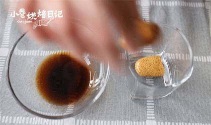 吃完这份提拉米苏就带我走吧~,手指饼干在<a style='color:red;display:inline-block;' href='/shicai/ 905'>咖啡酒</a>里面滚一圈拿出来放一旁,让手指饼干把表面的酒吸收。