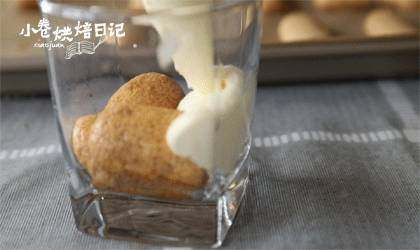 吃完这份提拉米苏就带我走吧~,然后装饰,饼干放进模具的底部,倒入提拉米苏糊,一层手指饼干一层提拉米苏间隔倒进去,直到倒满整个模具,刮片刮去多余的提拉米苏,撒上可可粉,放上树莓装饰。