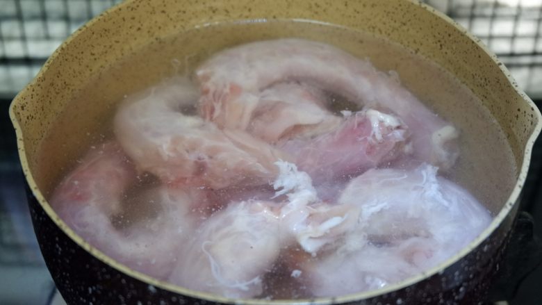 家常红烧鸡脖,加入<a style='color:red;display:inline-block;' href='/shicai/ 718'>料酒</a>,将鸡脖焯水后洗净