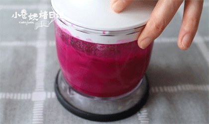 情人节爱心曲奇,空气中都弥漫着粉红色的泡泡,<a style='color:red;display:inline-block;' href='/shicai/ 108398'>红心火龙果</a>放入料理机,榨成汁。
