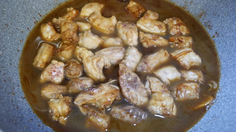 家常红烧鸡脖,加入适量清水,没过鸡脖的2/3就可以了。大火煮开后,转中小火炖15分钟左右。
