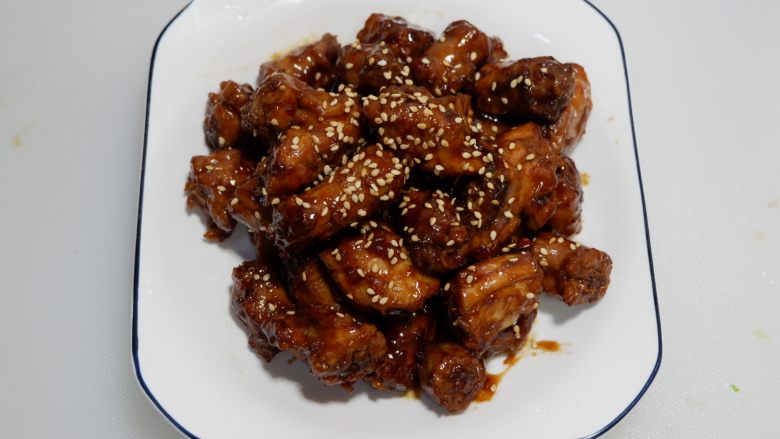 家常红烧鸡脖,装盘后,撒少许<a style='color:red;display:inline-block;' href='/shicai/ 678'>白芝麻</a>装饰。