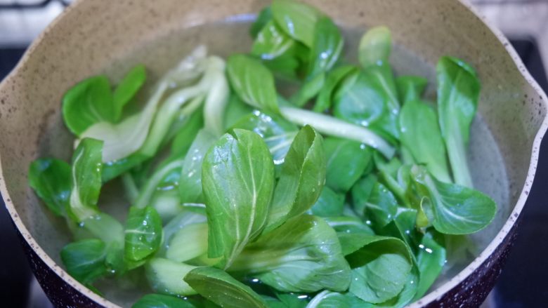 鸡肉丸青菜饭团,然后下入小青菜烫熟。