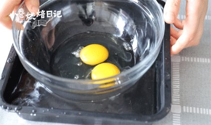 一款老式蛋糕,让满屋子都飘满童年的味道!,将蛋盆放置在温水里(50度左右),开始高速打发鸡蛋。