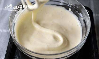 一款老式蛋糕,让满屋子都飘满童年的味道!,加入蜂蜜,打发到有好多细腻的泡沫就可以了。并轻轻提起打蛋头快速写“8”字,滴落的面糊不会马上消失即可。