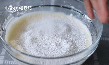 一款老式蛋糕,让满屋子都飘满童年的味道!,面粉分三次筛入打发好的鸡蛋中,用翻拌或者切拌的方式拌匀,切不可画圈圈,否则好不容易打发的泡泡们就会消失,就不松软啦!